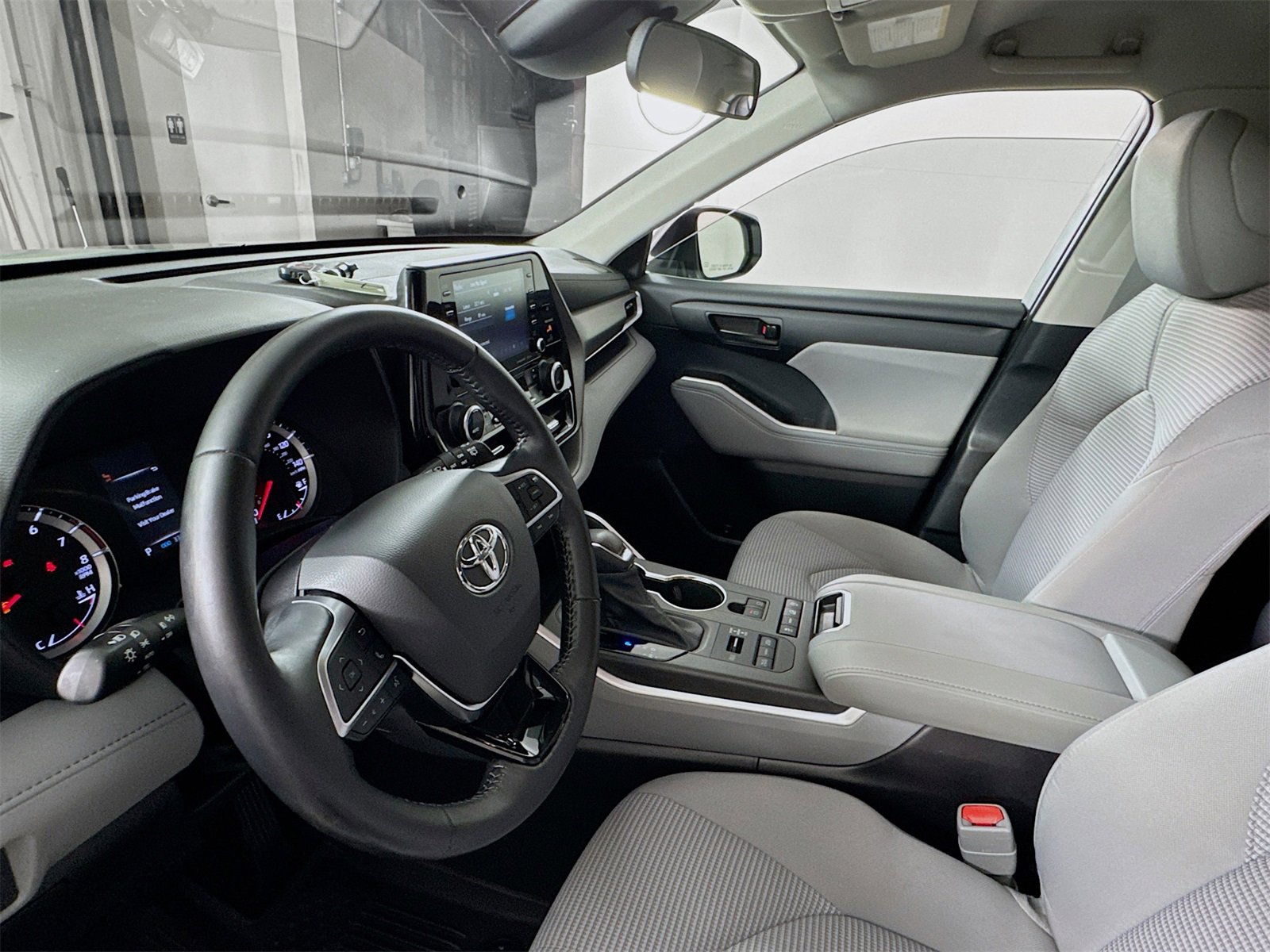 Certified 2021 Toyota Highlander LE image 6