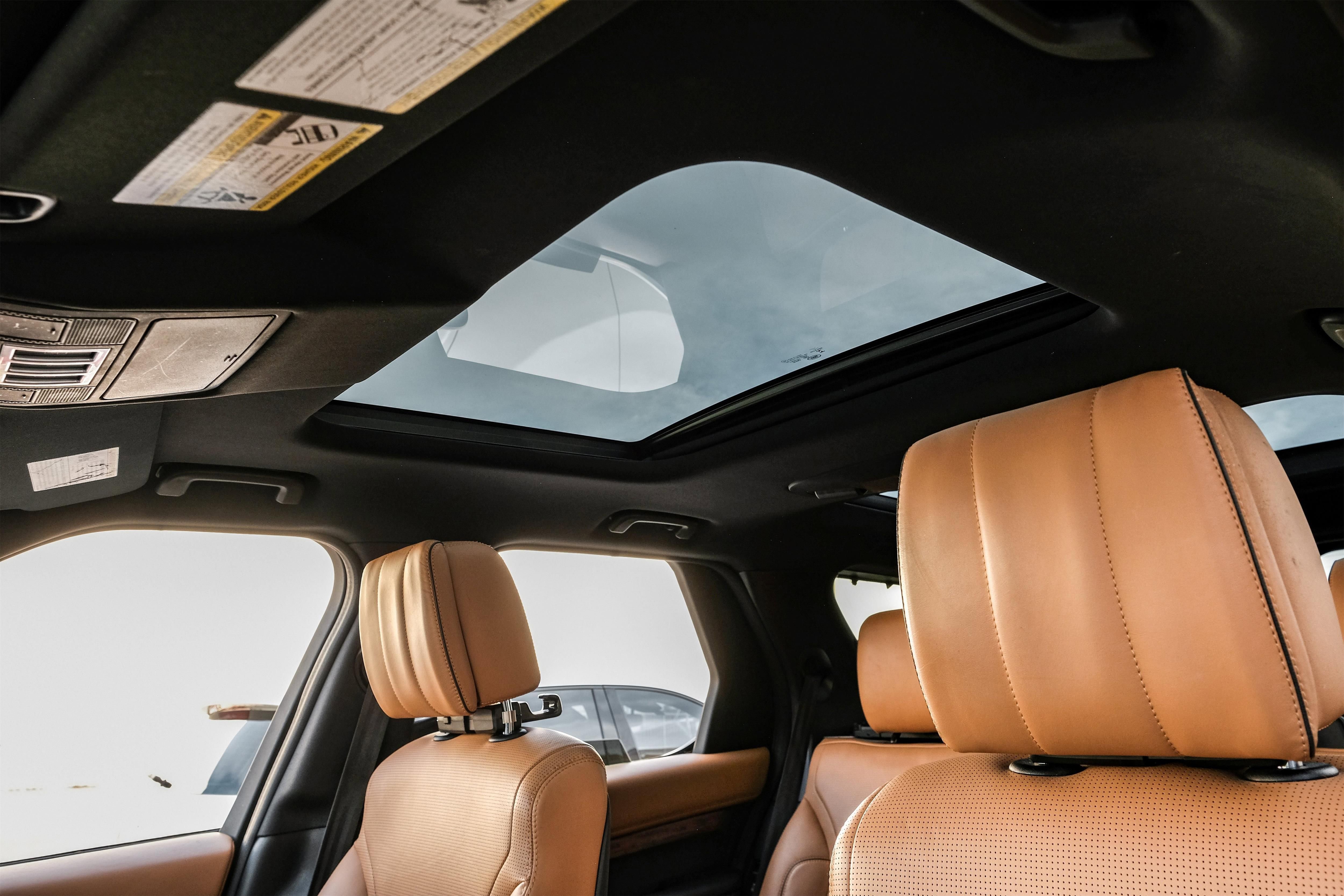 Used 2020 Land Rover Discovery HSE Luxury image 4