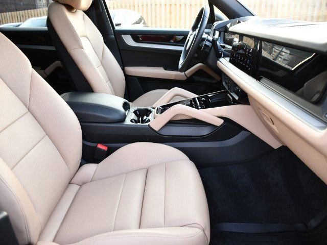 Used 2025 Porsche Cayenne image 29