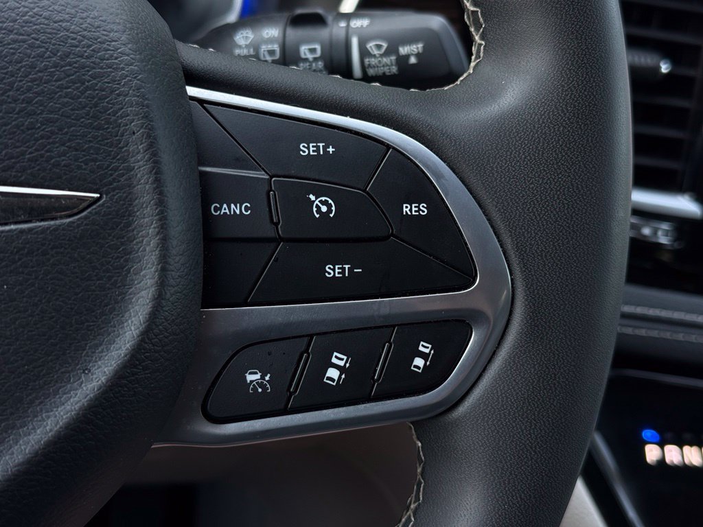 Used 2023 Chrysler Pacifica Limited FWD image 28
