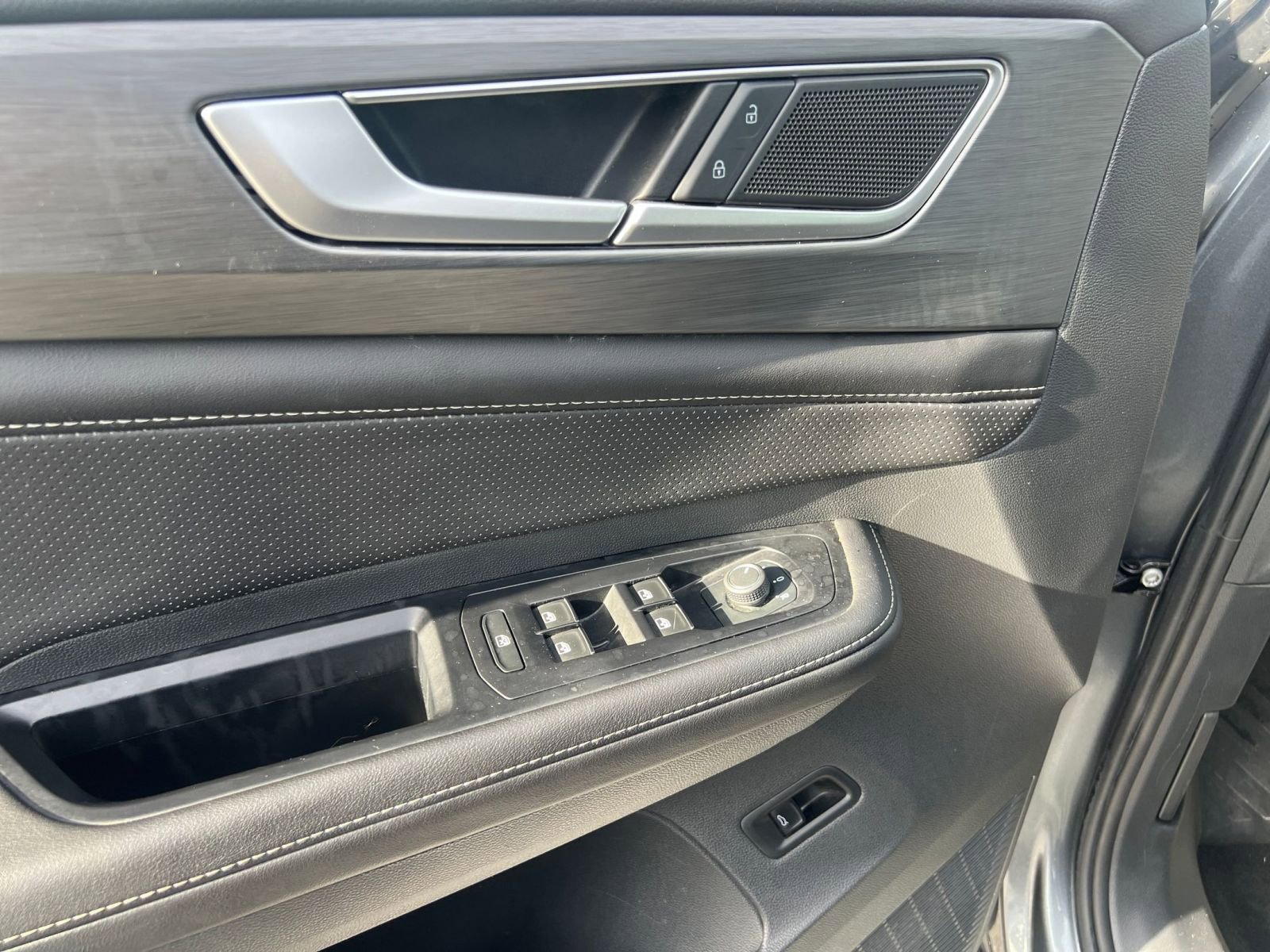 Used 2025 Volkswagen Atlas Cross Sport SE image 20