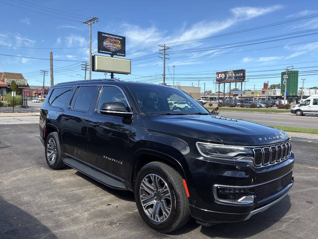 Used 2023 Jeep Wagoneer L Series II AWD/4WD image 1