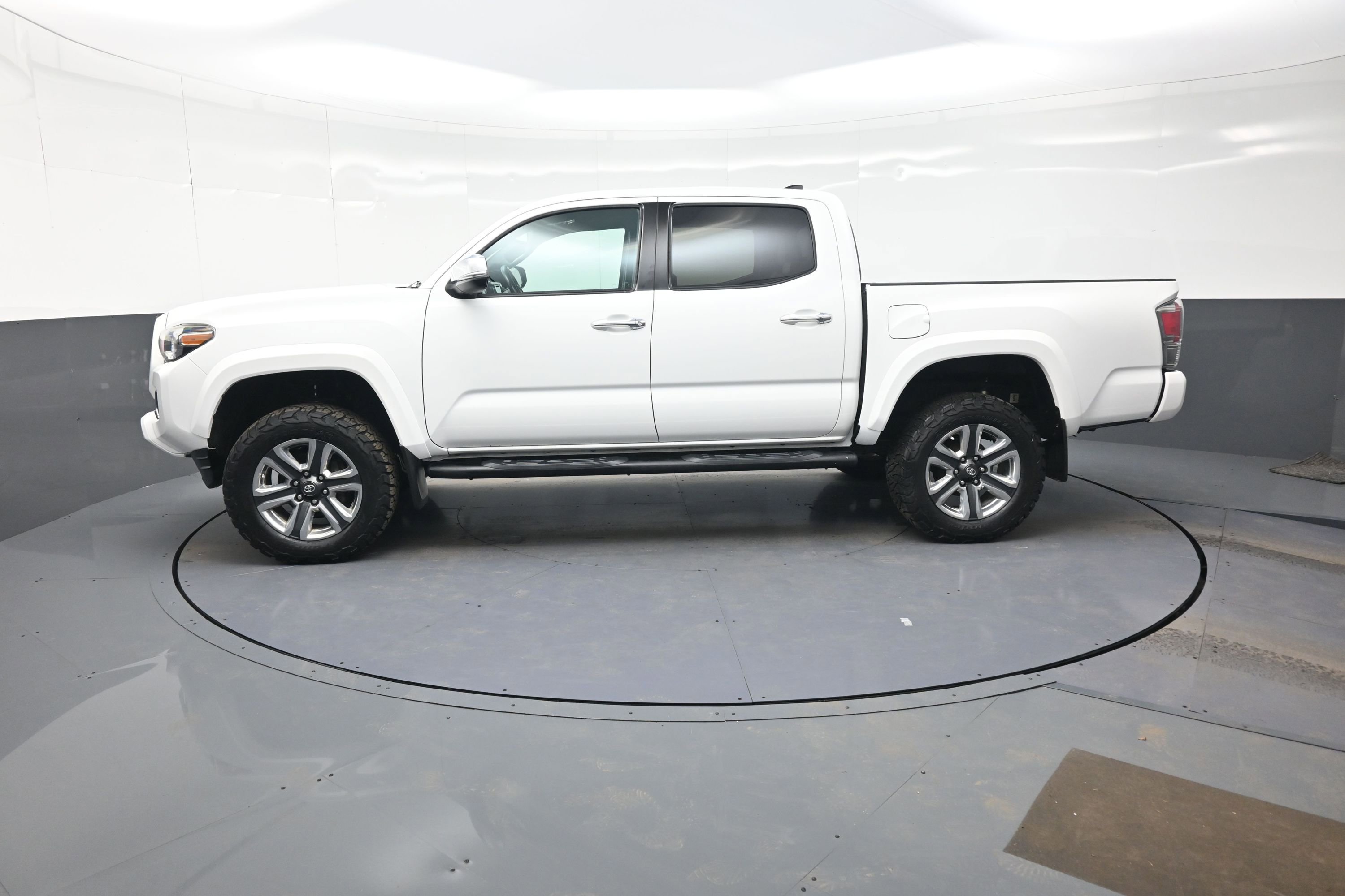 Used 2017 Toyota Tacoma Limited w/ Tow Package AWD/4WD image 6