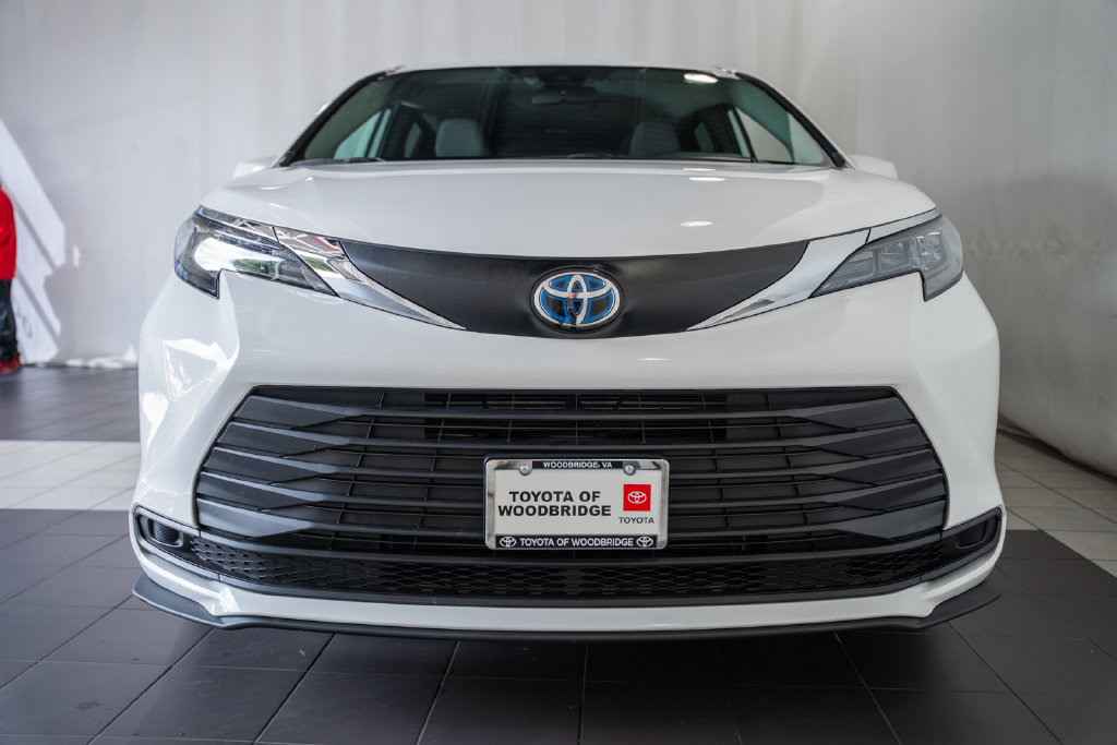 Used 2025 Toyota Sienna LE FWD image 2