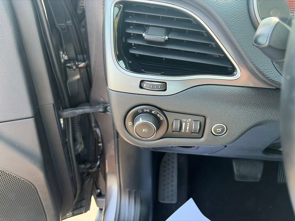 Used 2019 Jeep Cherokee Limited AWD/4WD image 23