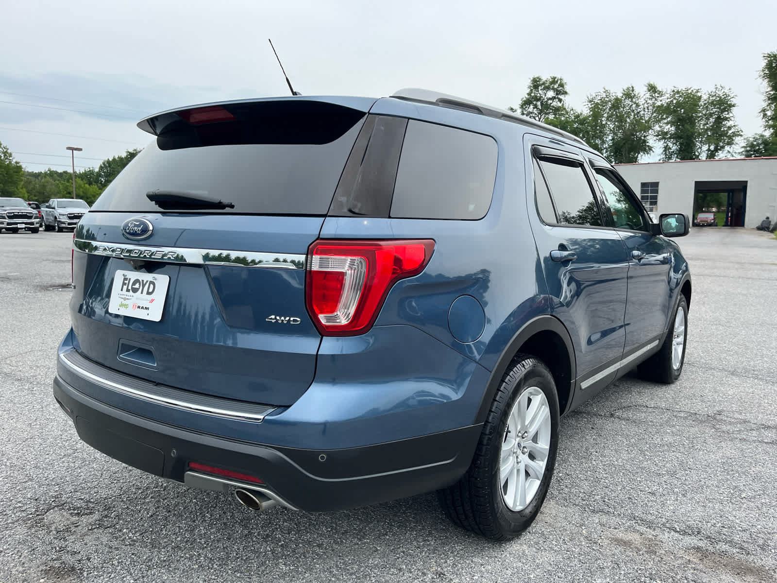 Used 2018 Ford Explorer XLT w/ Equipment Group 201A AWD/4WD image 3