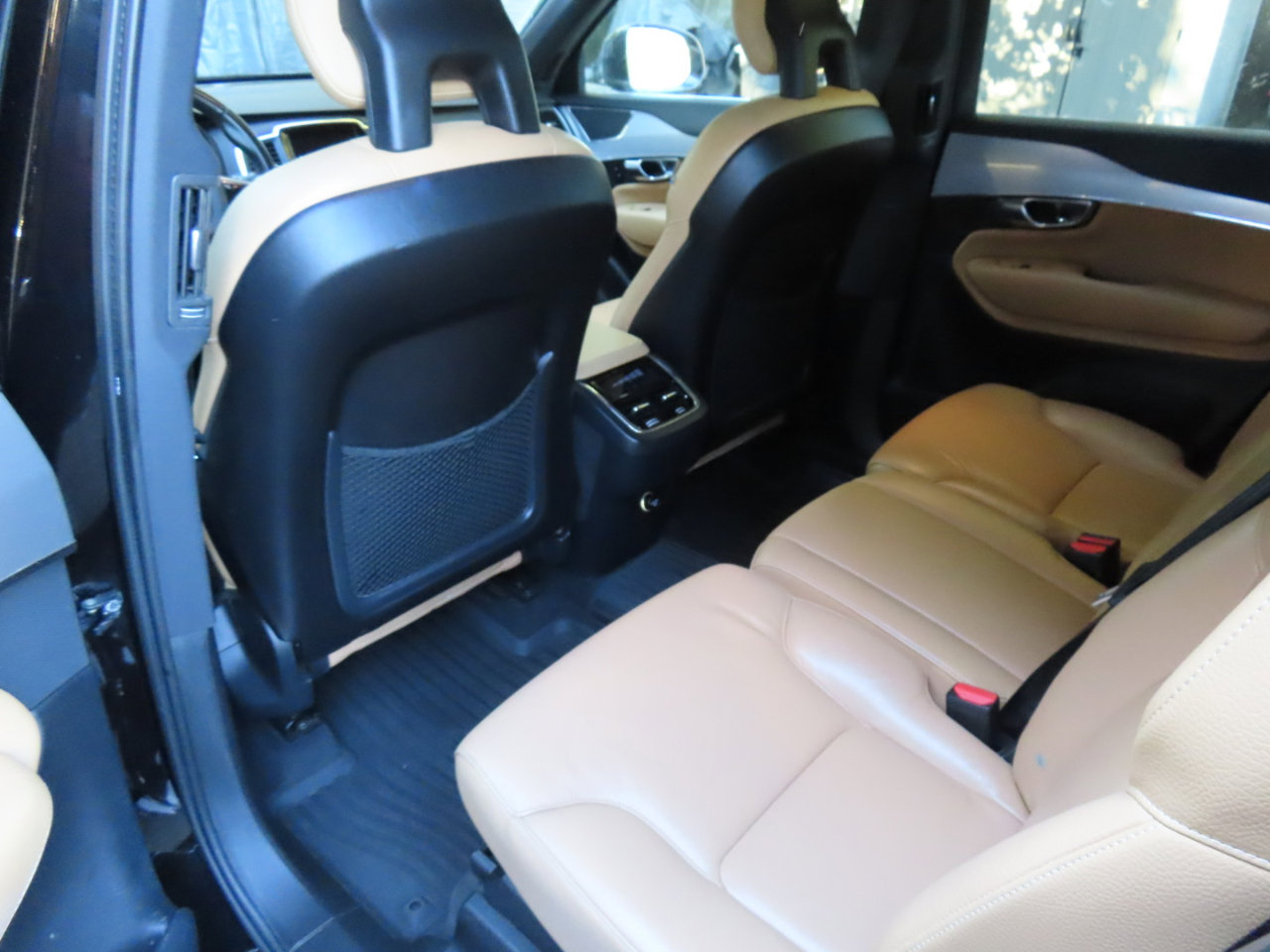 Used 2017 Volvo XC90 T6 Momentum w/ Vision Package image 12