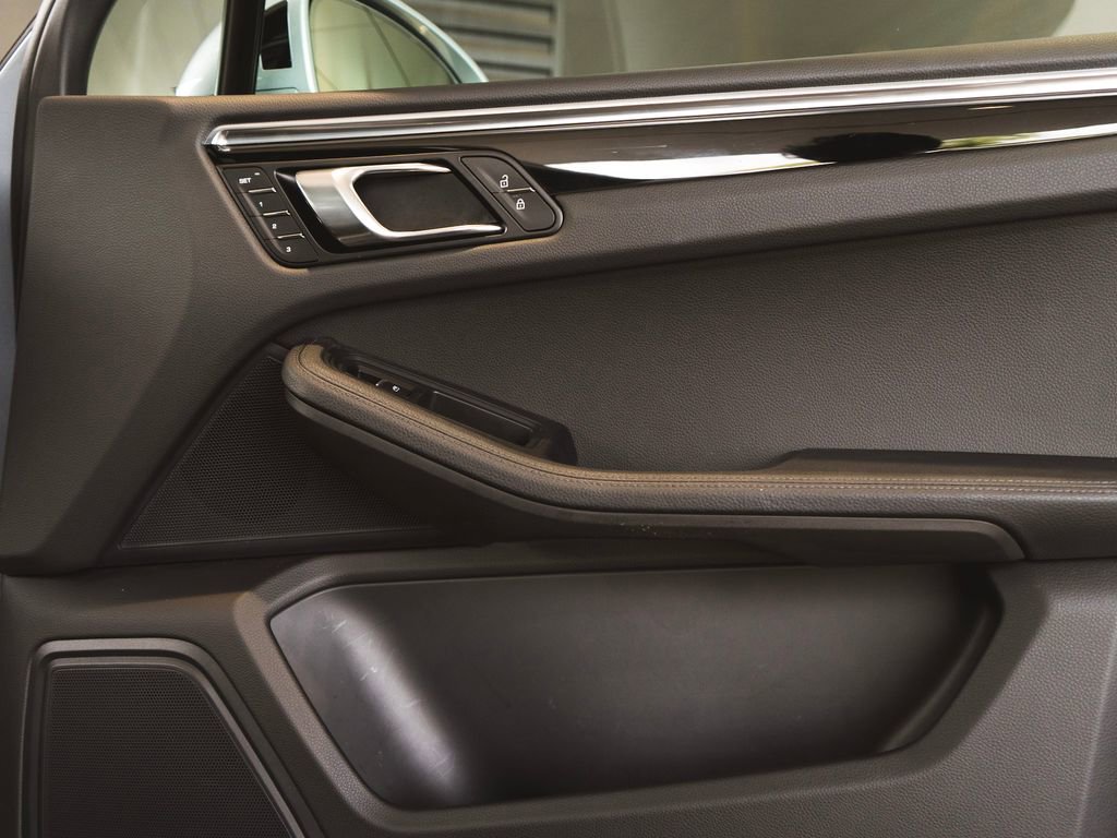 Used 2025 Porsche Macan image 32