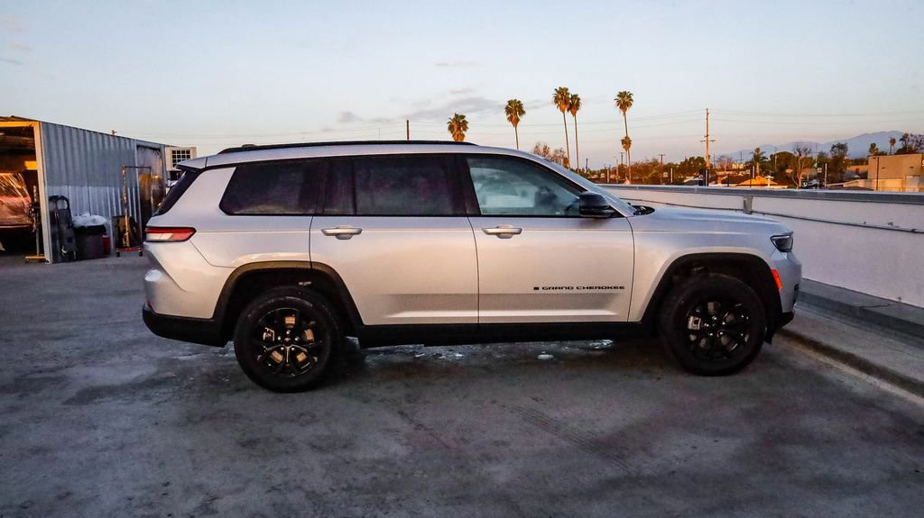 Certified 2024 Jeep Grand Cherokee L Laredo image 13