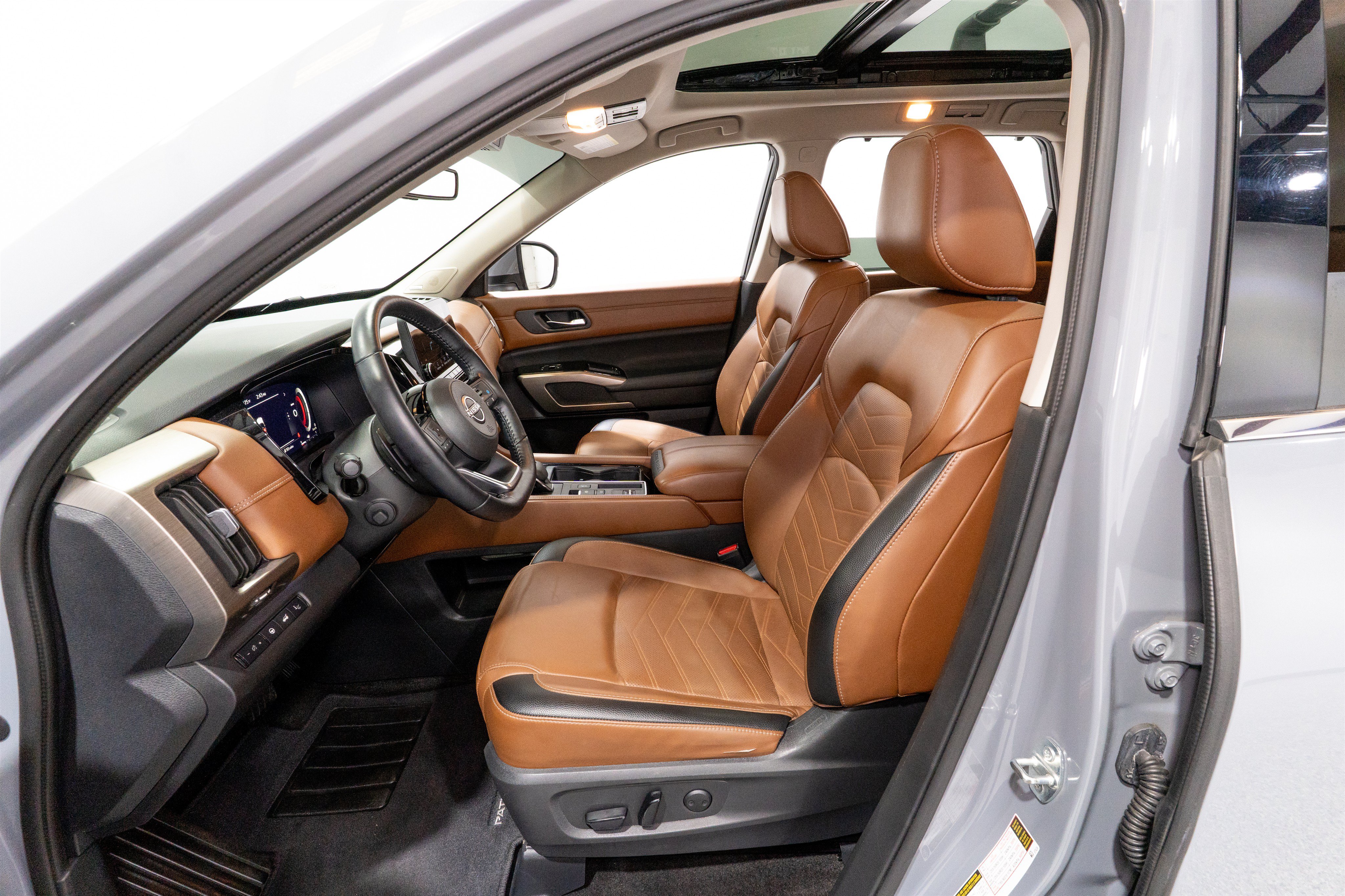 Used 2023 Nissan Pathfinder Platinum FWD image 16