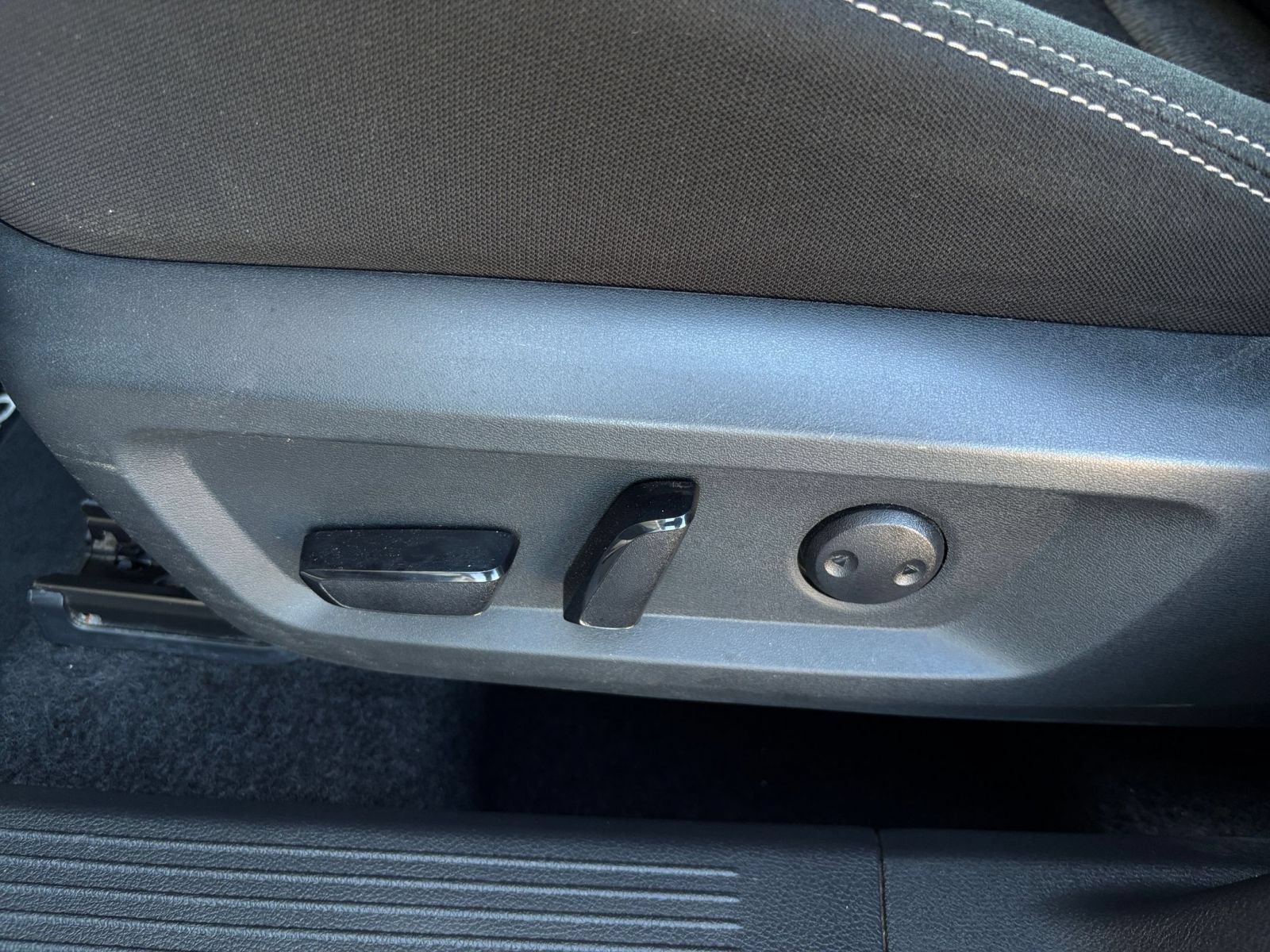 Used 2025 Nissan Rogue SV FWD image 21