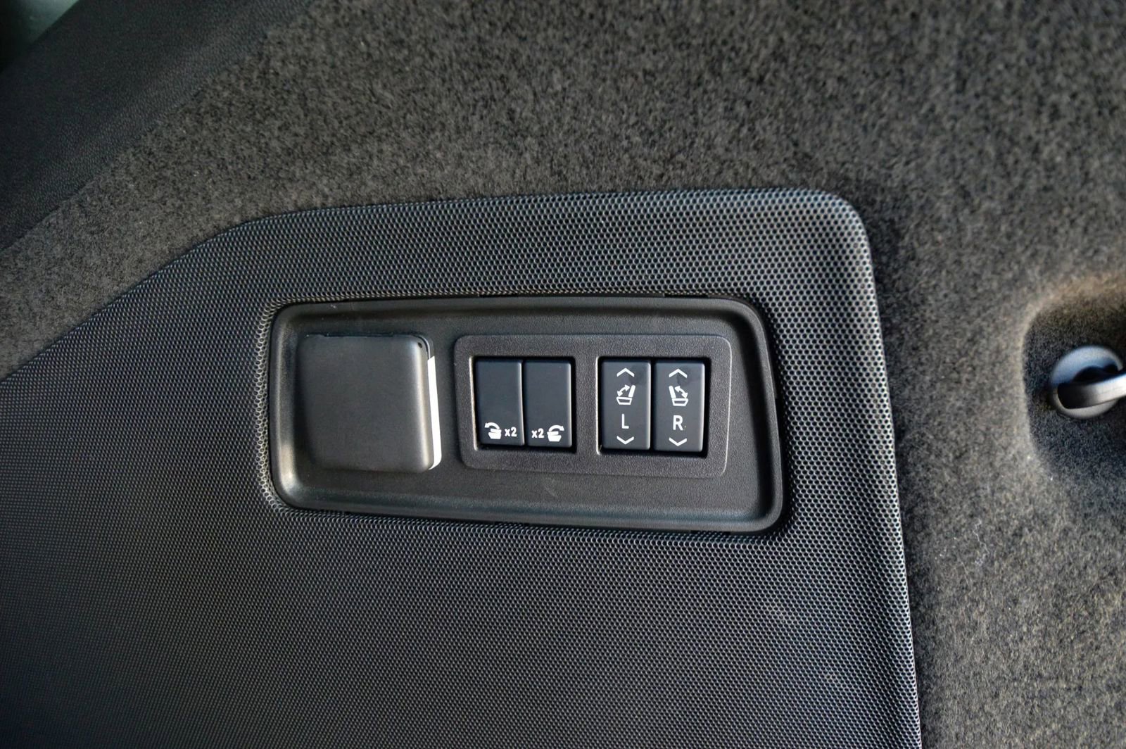 Used 2026 Cadillac Escalade Platinum Sport w/ LPO, ONYX Package AWD/4WD image 82