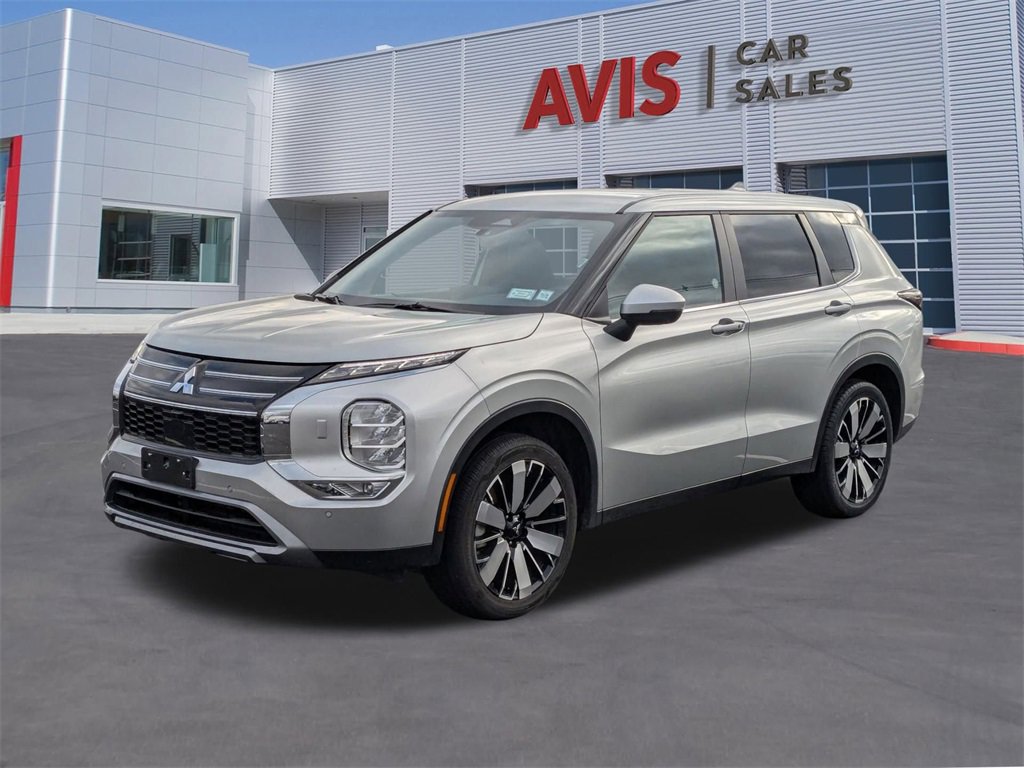 Used 2025 Mitsubishi Outlander SE image 1