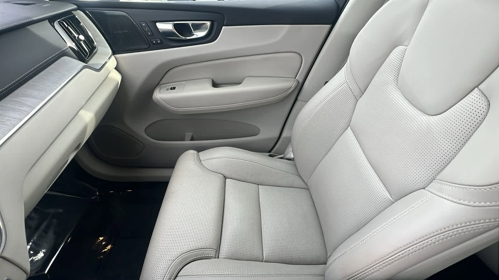 Used 2023 Volvo XC60 B6 Ultimate w/ Climate Package image 12