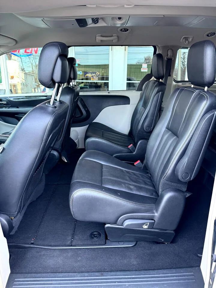 Used 2012 Chrysler Town & Country Touring-L w/ Entertainment Group #2 image 12