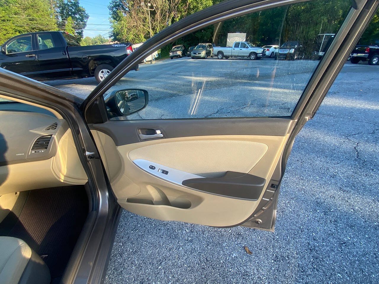 Used 2014 Hyundai Accent GLS FWD image 29