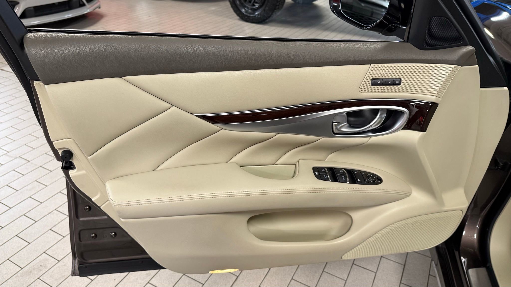 Used 2016 INFINITI Q70 L 3.7 image 35