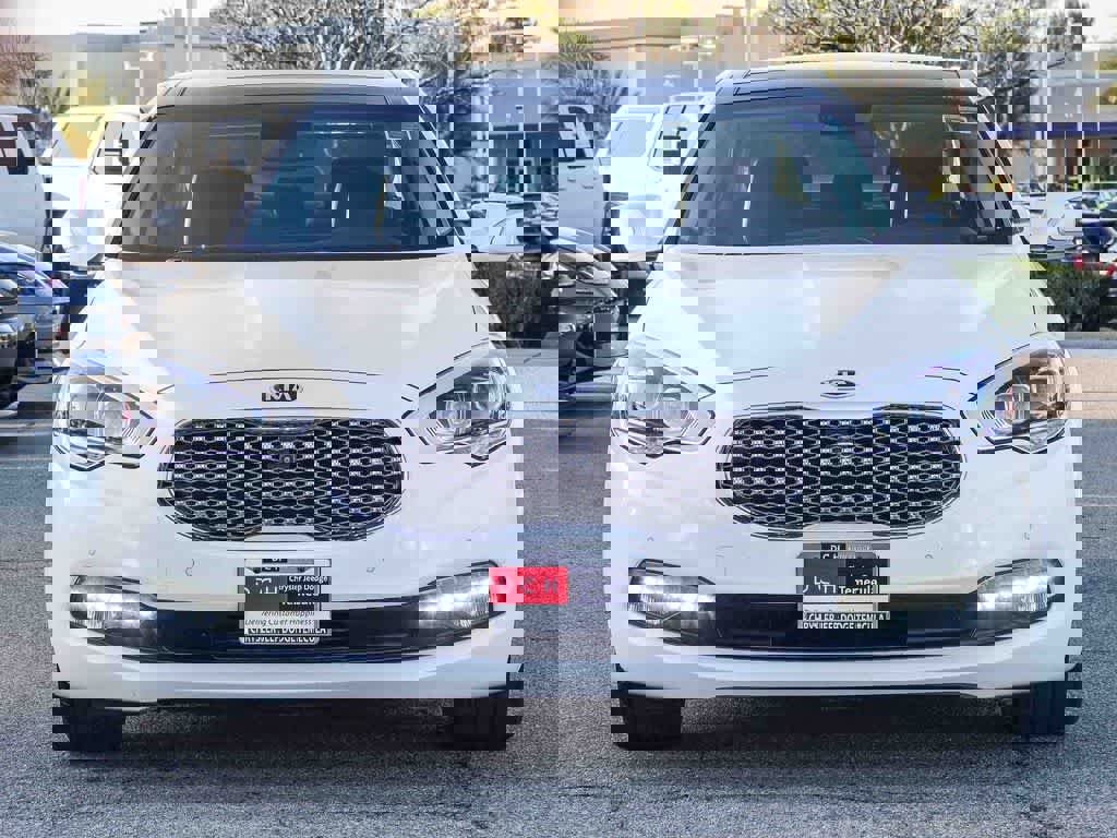 Used 2017 Kia K900 Luxury image 2