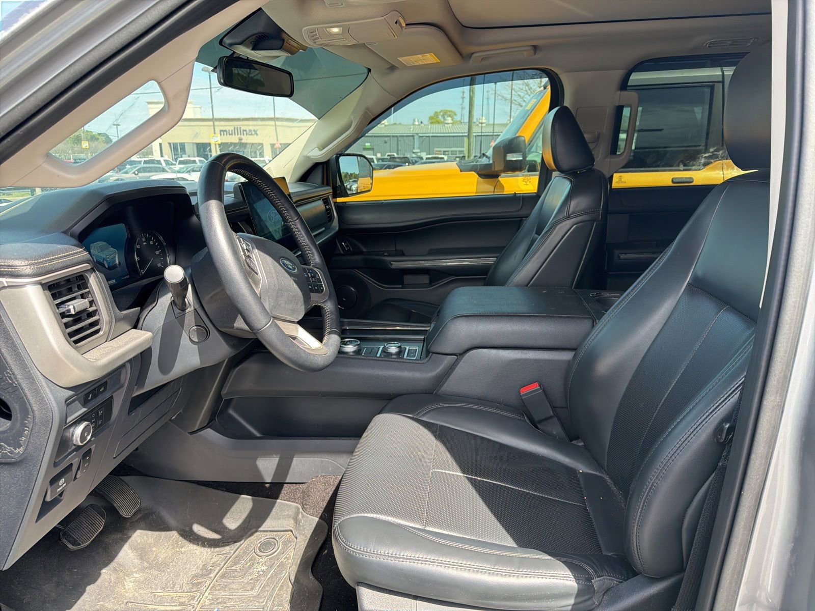 Used 2022 Ford Expedition Max XLT image 2