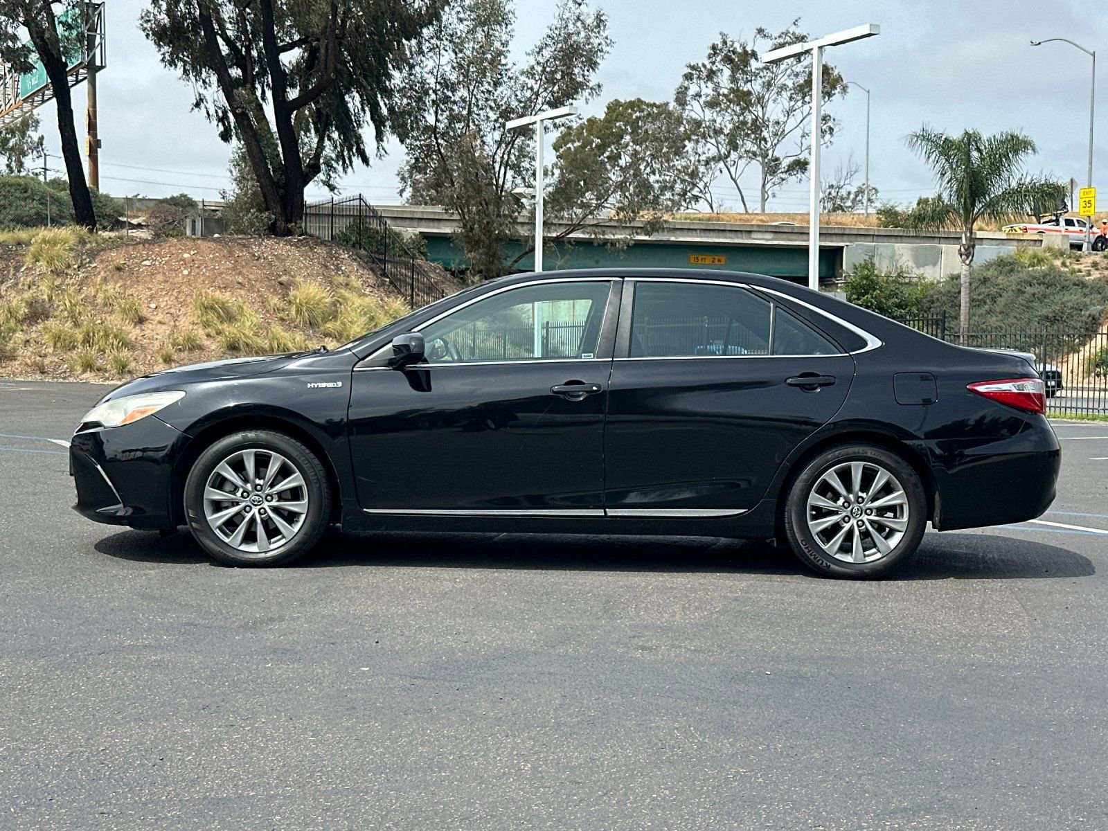 Used 2017 Toyota Camry XLE w/ Moonroof Package FWD image 2