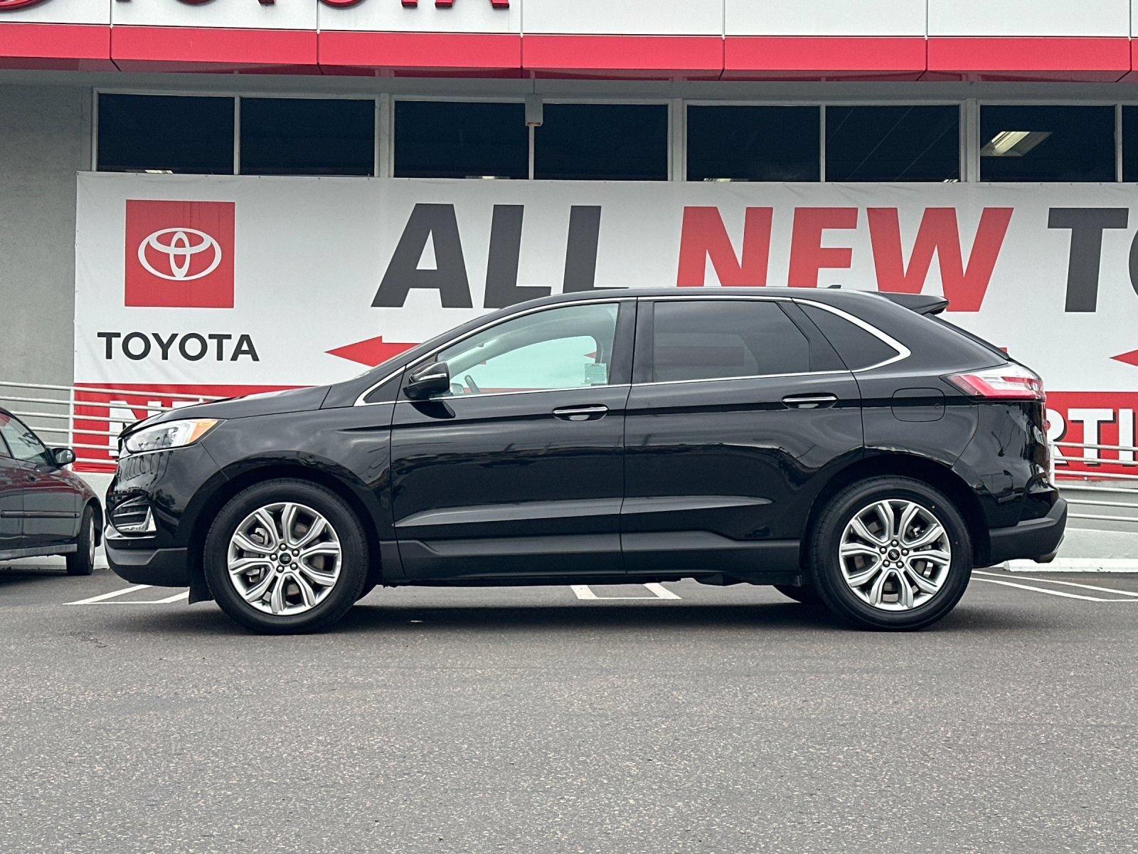 Used 2024 Ford Edge Titanium AWD/4WD image 2