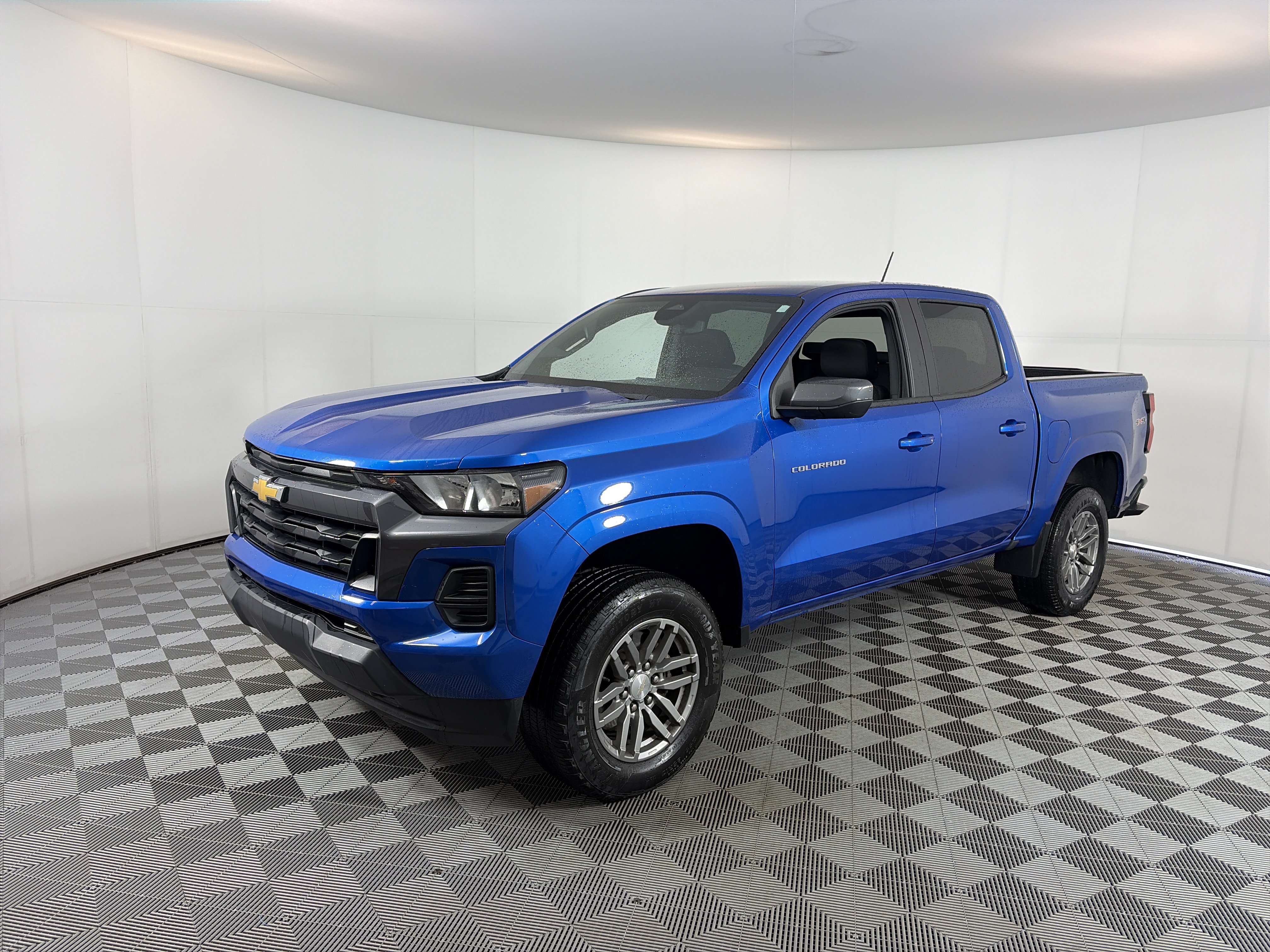 Used 2023 Chevrolet Colorado LT w/ Advanced Trailering Package AWD/4WD image 2