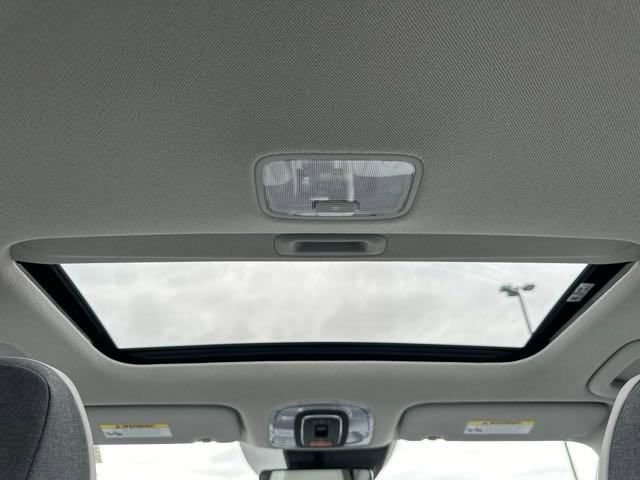 New 2025 Hyundai Elantra Limited image 18