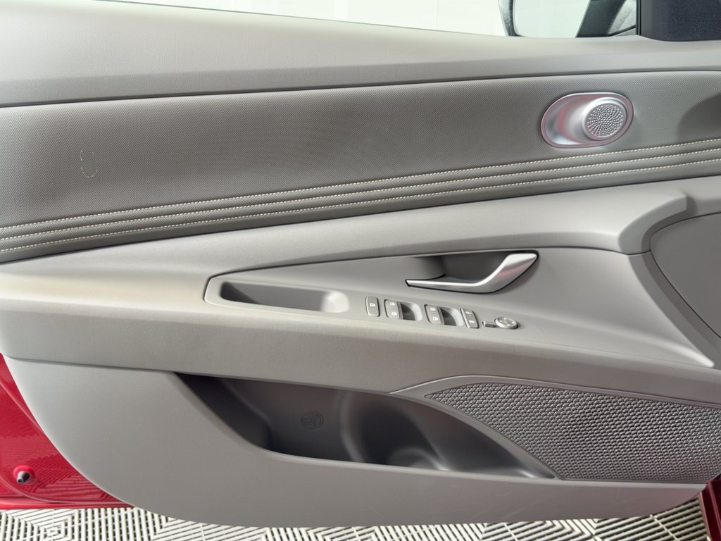 Used 2025 Hyundai Elantra SEL FWD image 14