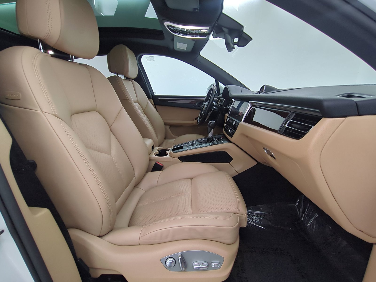 Certified 2020 Porsche Macan AWD/4WD image 25