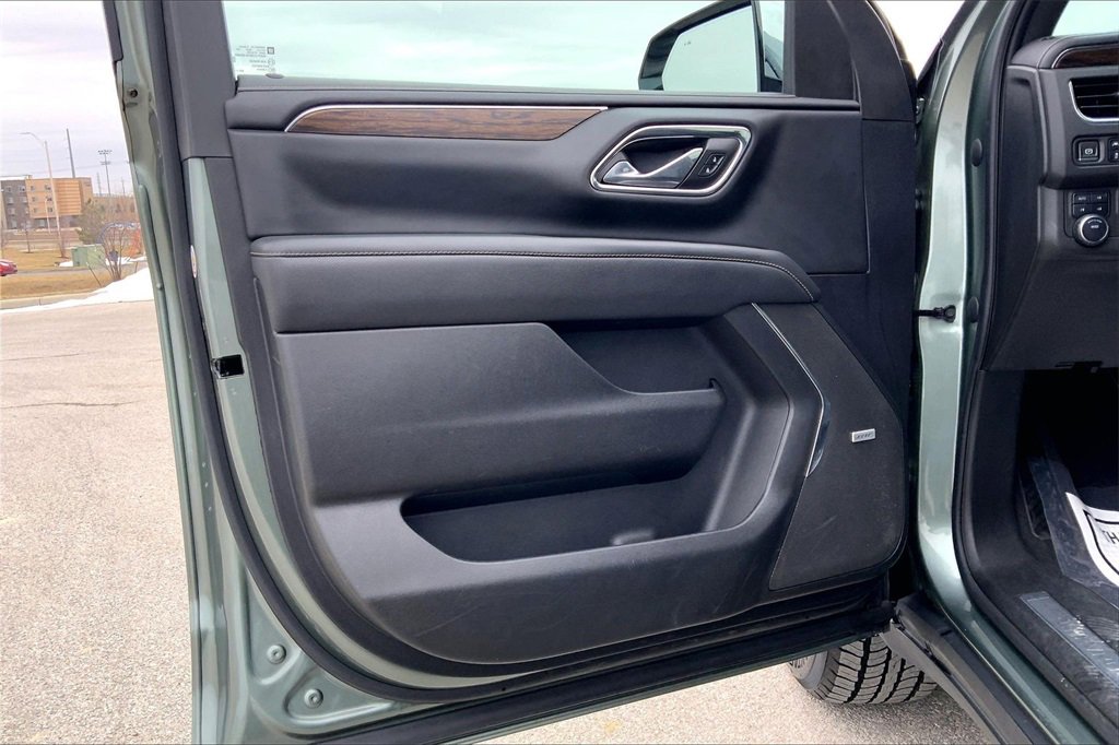 Used 2023 Chevrolet Suburban Premier image 19