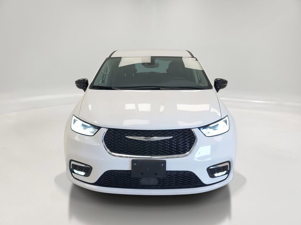 Used 2024 Chrysler Pacifica Touring-L image 2