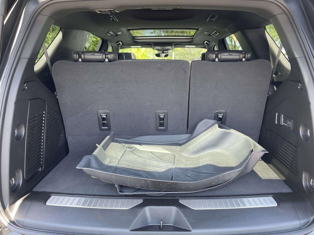 Used 2025 Chevrolet Tahoe High Country AWD/4WD image 10