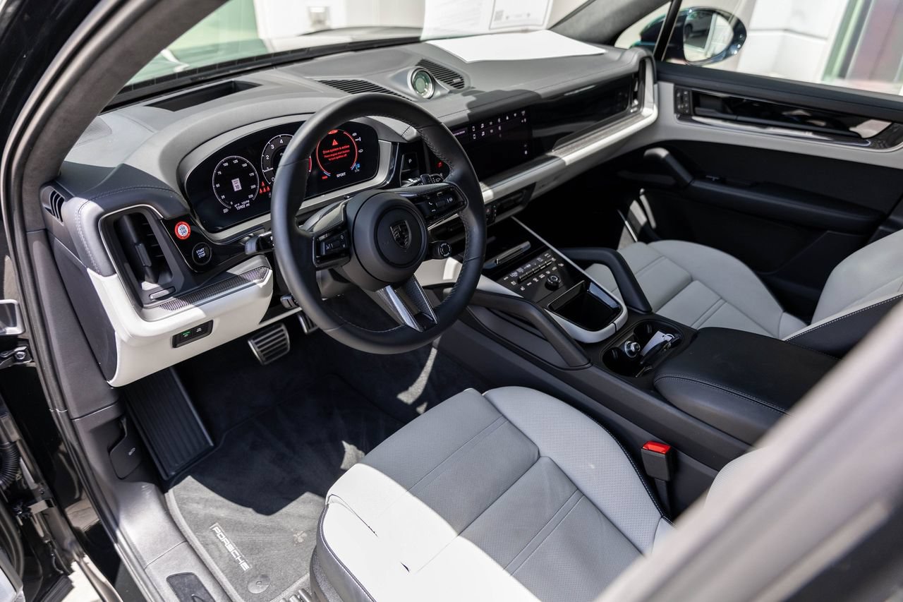 Used 2025 Porsche Cayenne Turbo AWD/4WD image 20