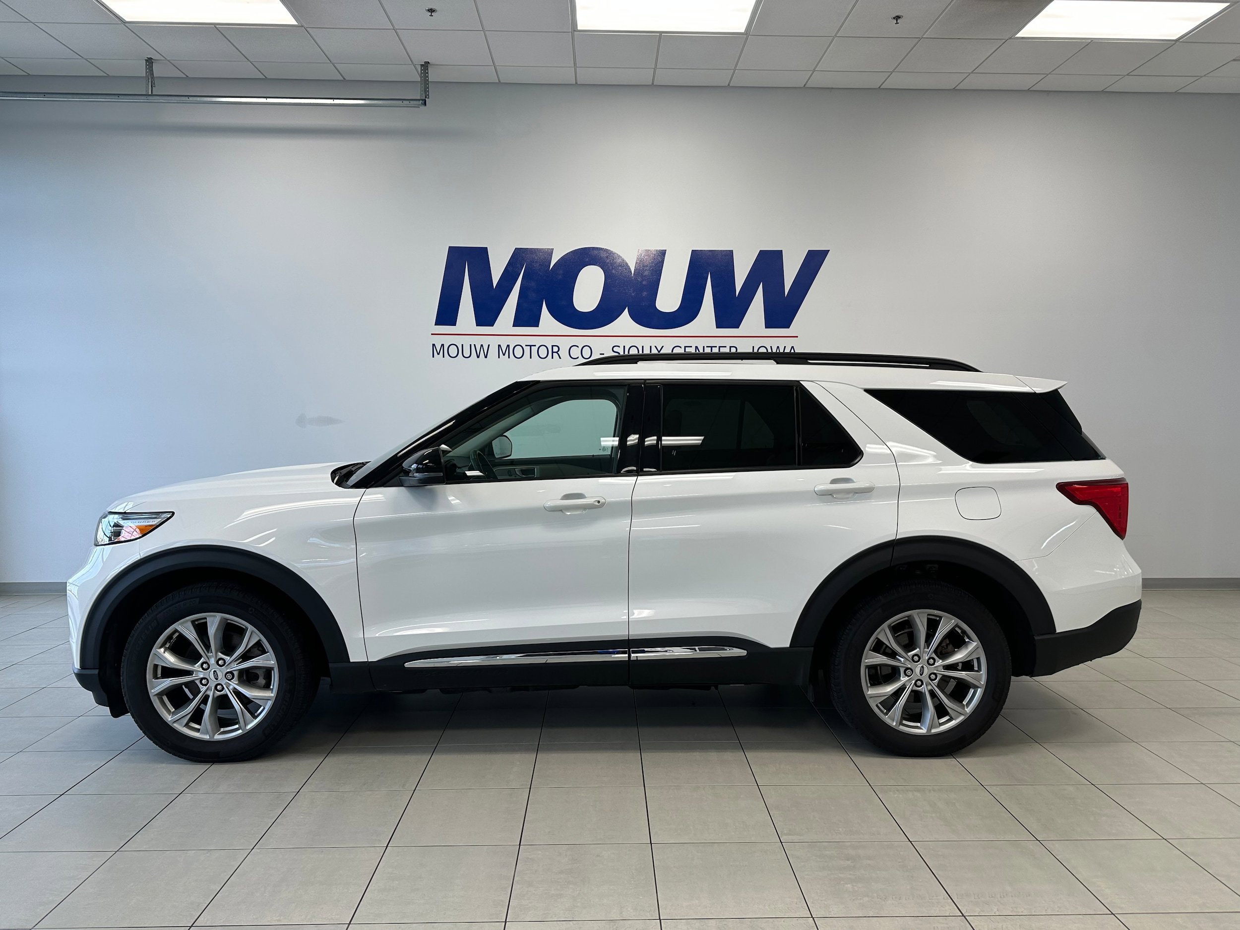Used 2023 Ford Explorer XLT w/ Equipment Group 202A AWD/4WD image 1