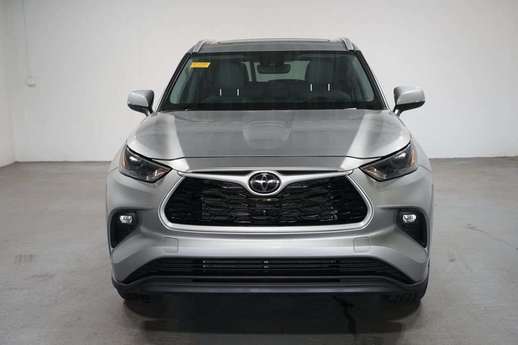 Certified 2024 Toyota Highlander XLE FWD image 2