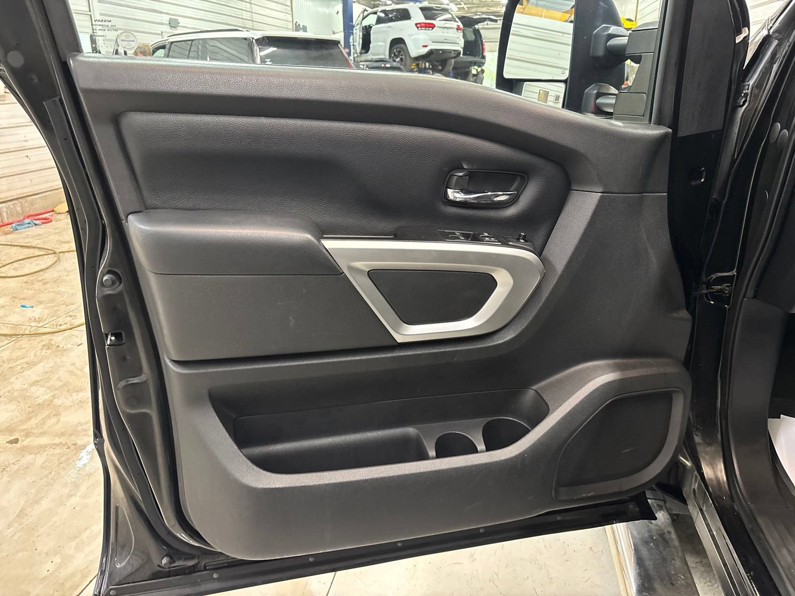Used 2017 Nissan Titan SV AWD/4WD image 11