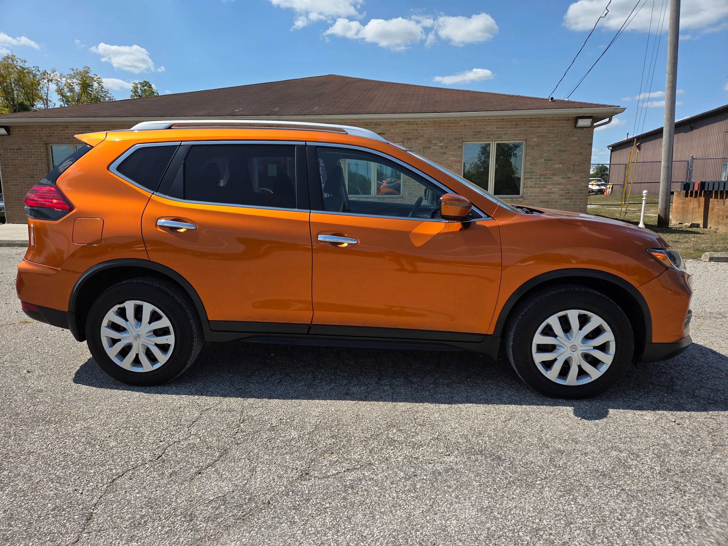 Used 2017 Nissan Rogue S w/ S Appearance Package AWD/4WD image 4