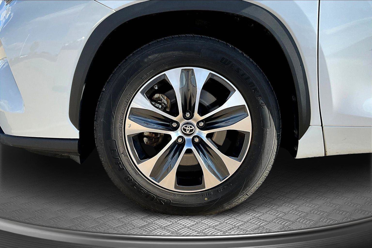 Used 2023 Toyota Highlander XLE image 9