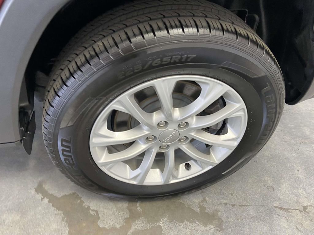 Used 2021 Jeep Cherokee Latitude AWD/4WD image 8