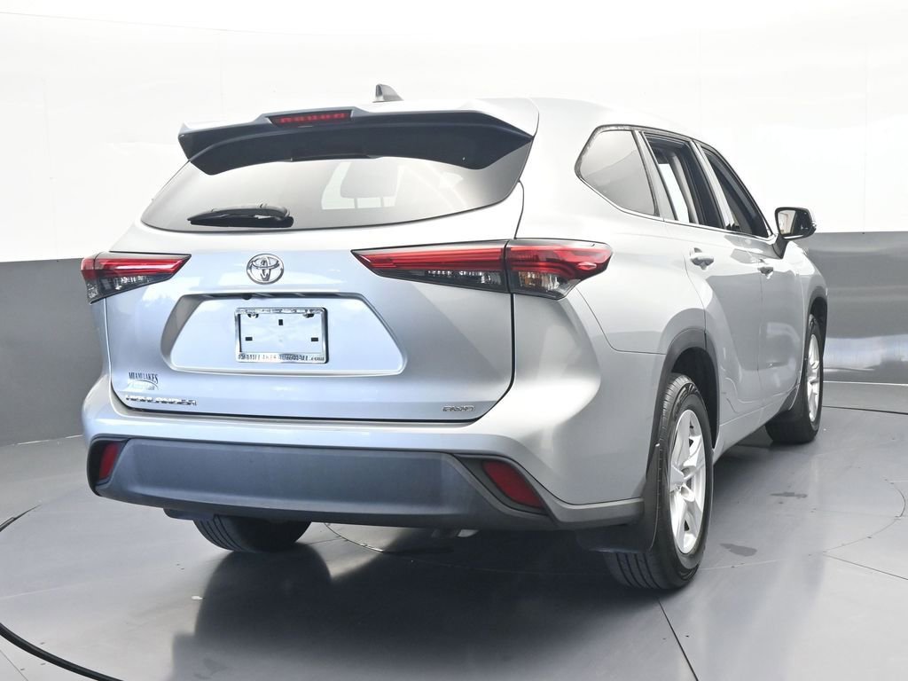 Used 2022 Toyota Highlander L AWD/4WD image 5