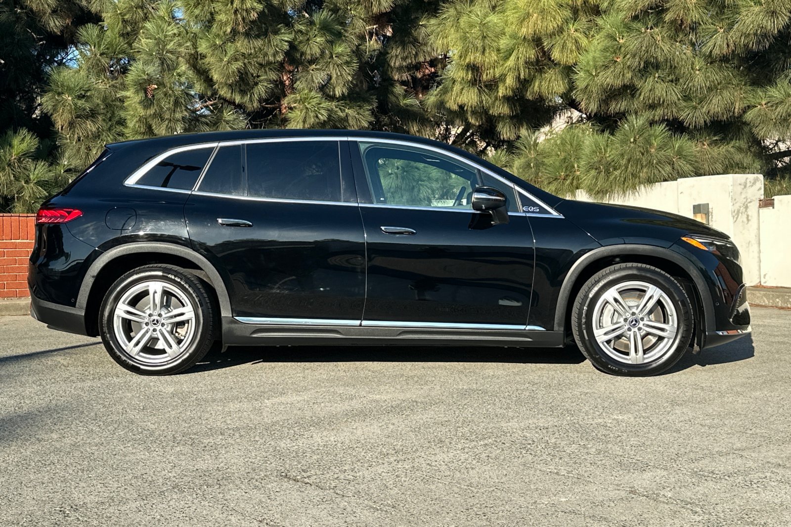 Used 2023 Mercedes-Benz EQS 450+ 4MATIC SUV image 3
