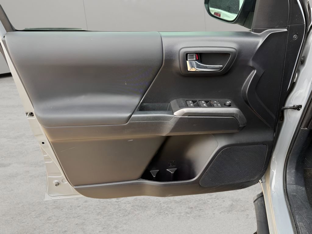 Used 2021 Toyota Tacoma TRD Sport w/ Technology Package image 9