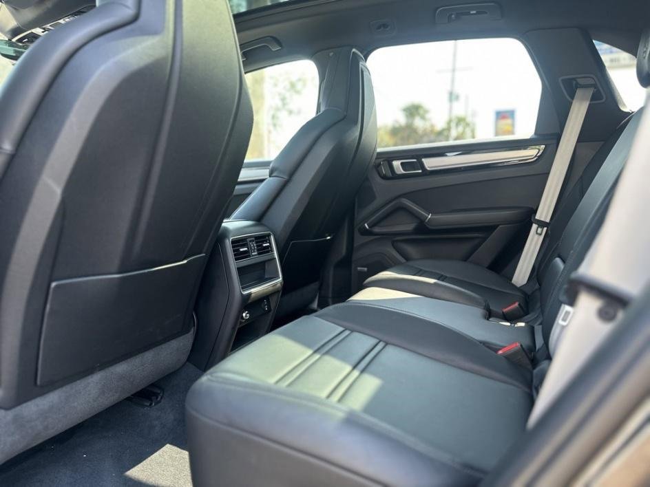 Used 2022 Porsche Cayenne Platinum Edition image 17