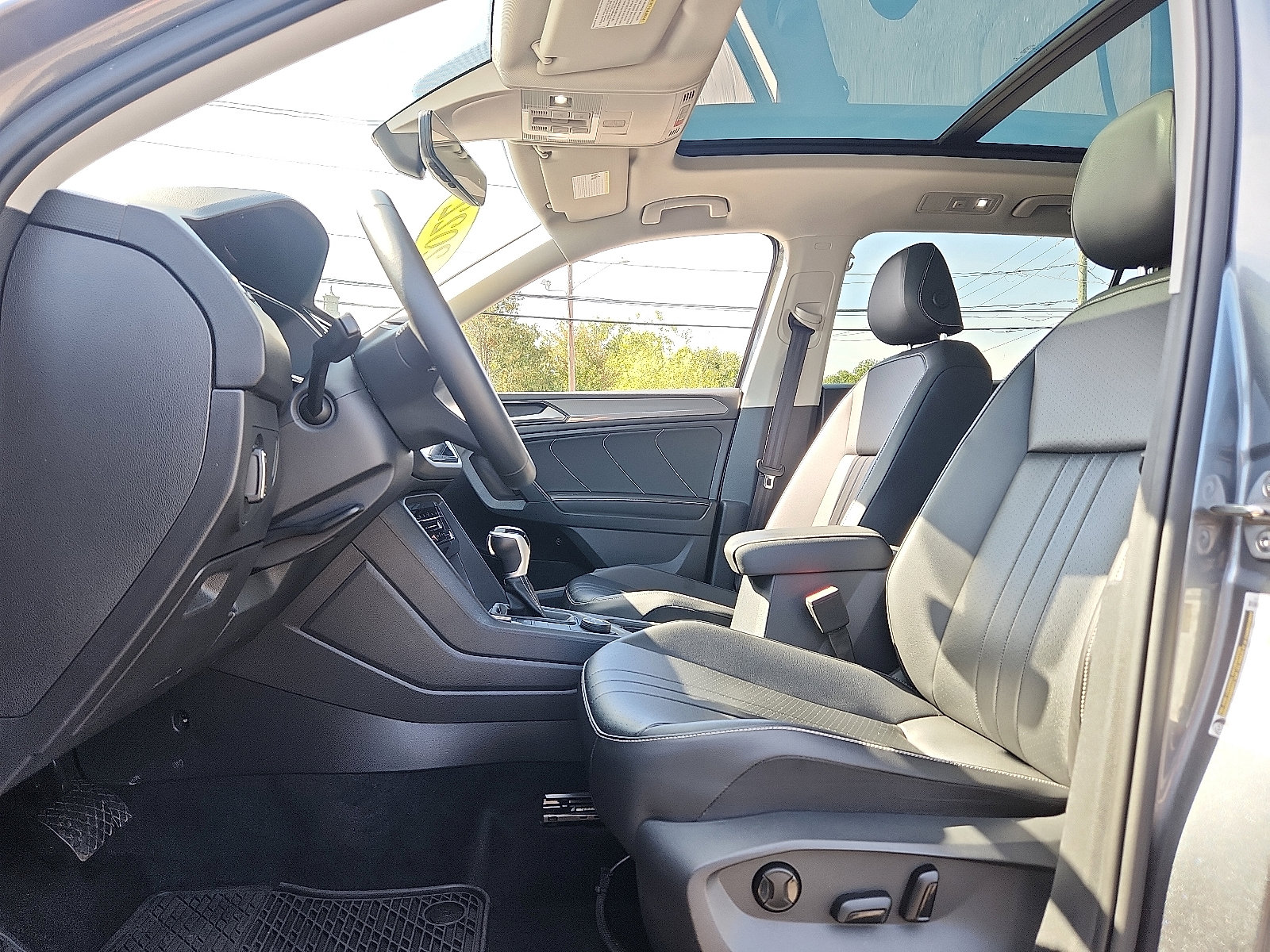 Used 2022 Volkswagen Tiguan SE image 13