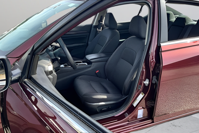 Used 2024 Nissan Altima 2.5 SV FWD image 18