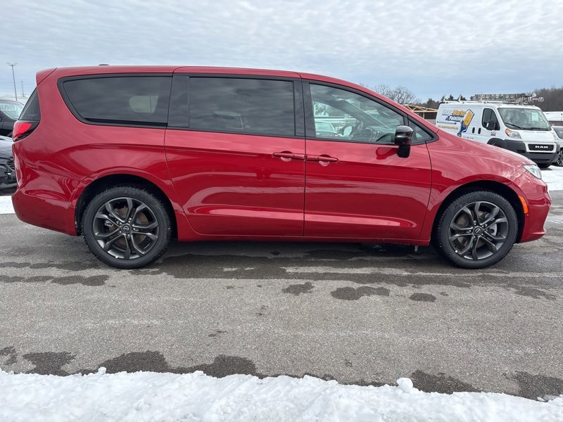 New 2026 Chrysler Pacifica Select image 2
