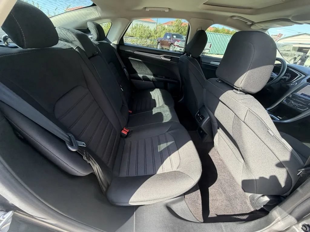 Used 2020 Ford Fusion SE FWD image 33