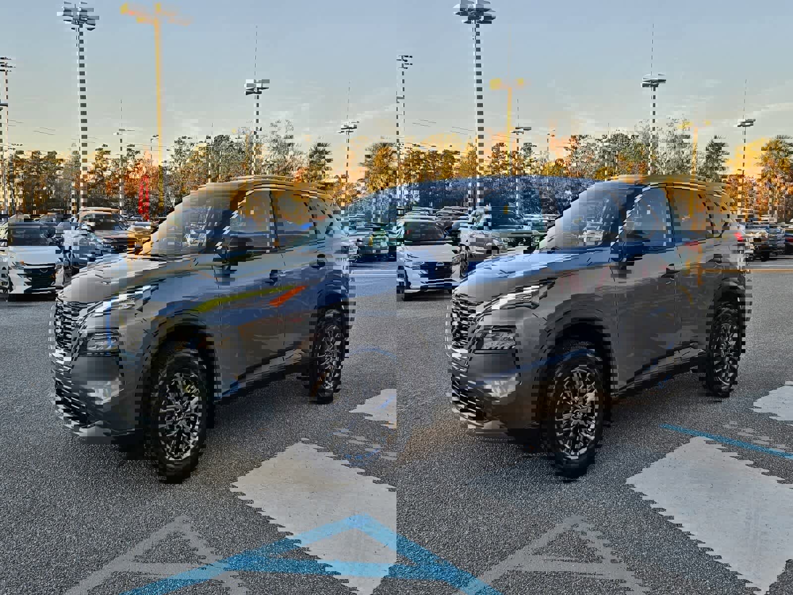 Used 2023 Nissan Rogue S image 2