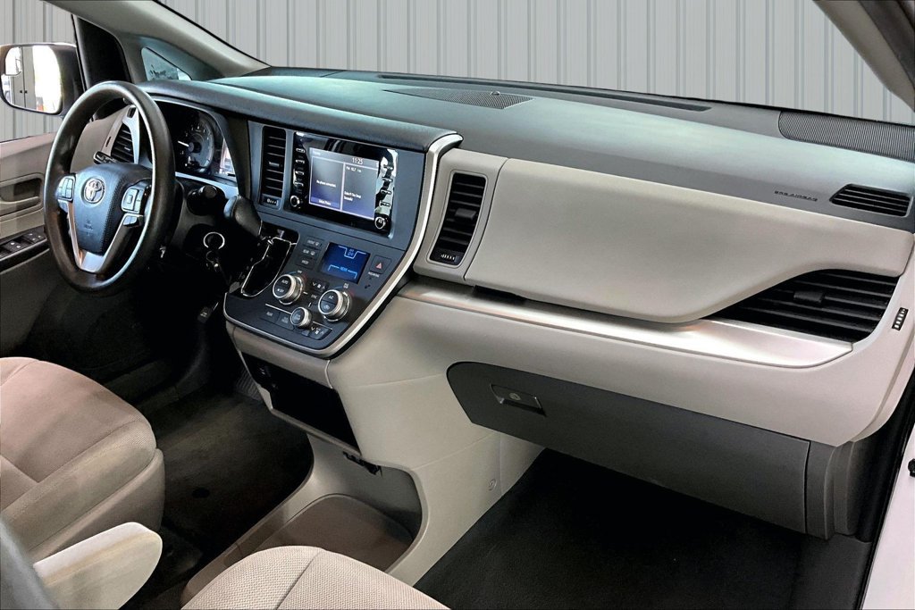 Used 2020 Toyota Sienna L FWD image 28