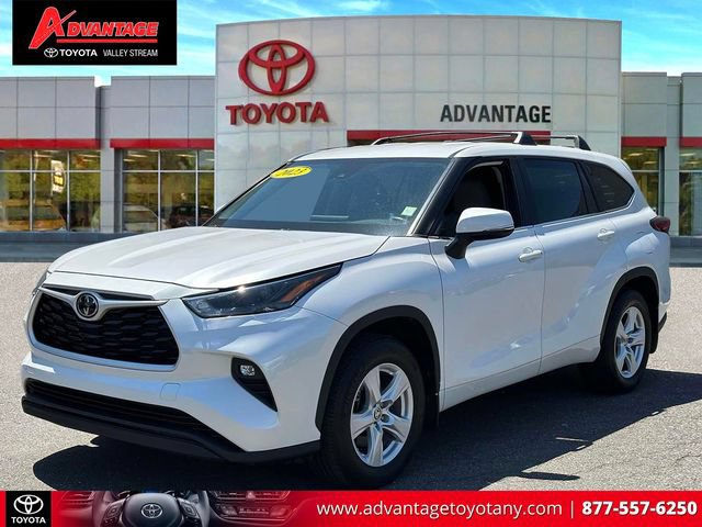 Used 2023 Toyota Highlander LE AWD/4WD image 4